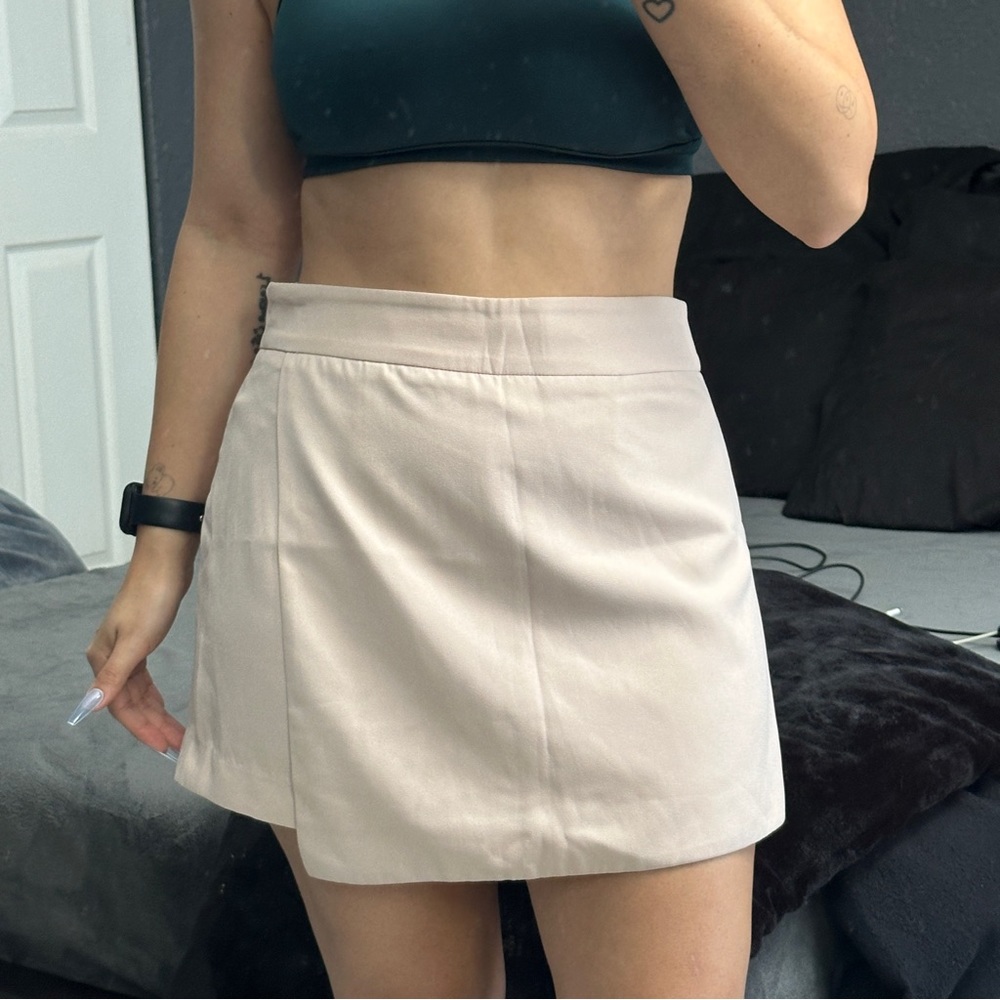 Forever 21 cream color skort, size M